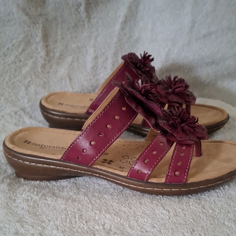 Naturalizer Floral‎ Burgundy Sandals